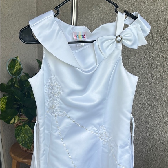 Charming White Kids Formal Dress with Bow Accent - Picture 14 of 16